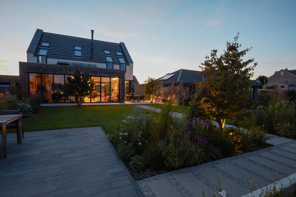 Wohnen Garten Blick auf das Haus Dämmerung Terrasse Pflanzen Parrotie Eisenholz Gärten des Jahres