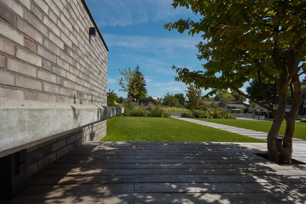 Wohnen Garten Holzdeck Betonbank Mauer Detail Materialien Parrotie Eisenholz Gärten des Jahres