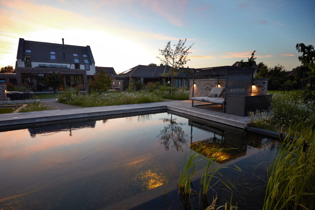 Wohnen Garten Schwimmteich Dämmerung Lounge Licht Gärten des Jahres